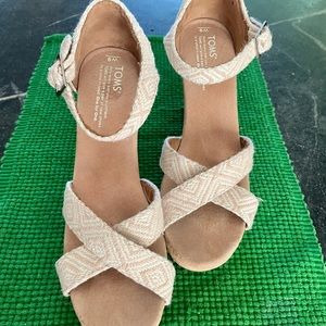 Tom’s beige wedge